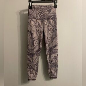 ATHLETA Transcend 7/8 Leggings in Purple and White